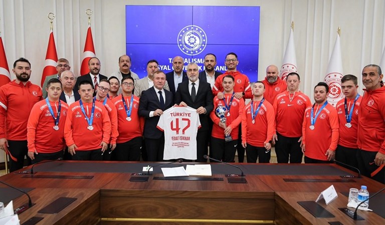 Bakan Işıkhan, Down Sendromlu Özel Futsal Milli Takımı ile Bir Araya Geldi